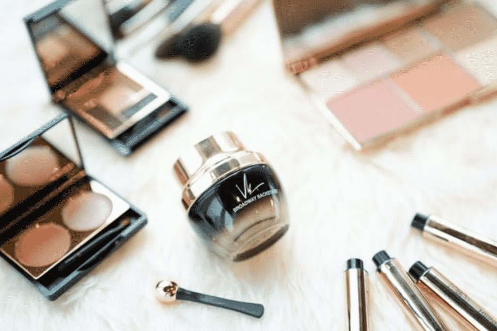 Vie Cosmetics 22 เมคอัพอาร์ติสมืออาชีพ